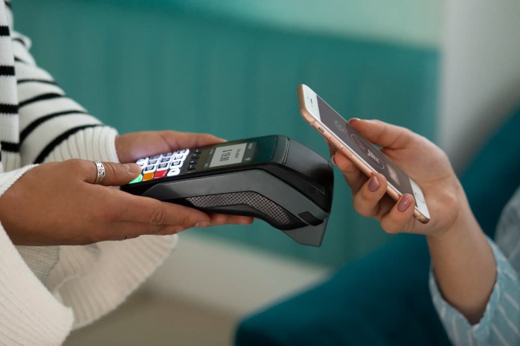 Paiement mobile NFC : smartphone approché d'un terminal TPE
