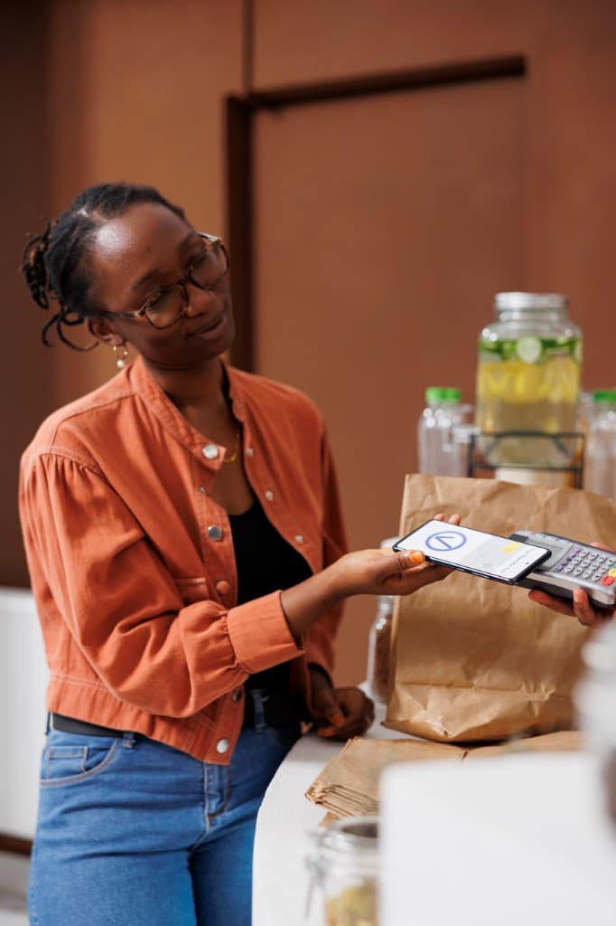 Cliente payant par smartphone sur un terminal en boutique