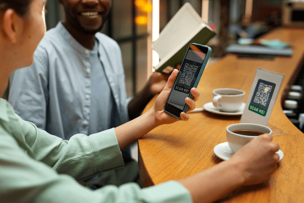 Client scannant un QR code pour payer