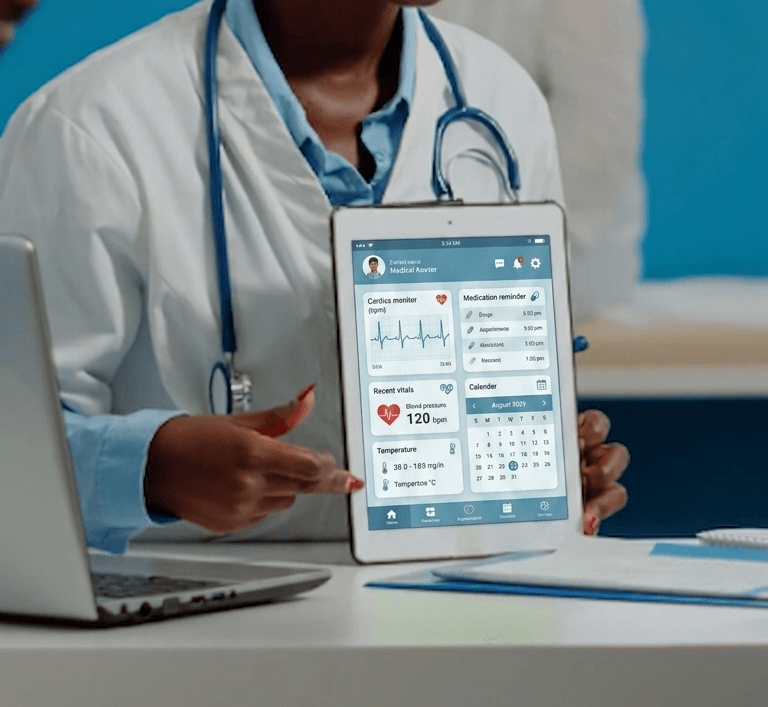 Médecin présentant un dashboard médical sur tablette