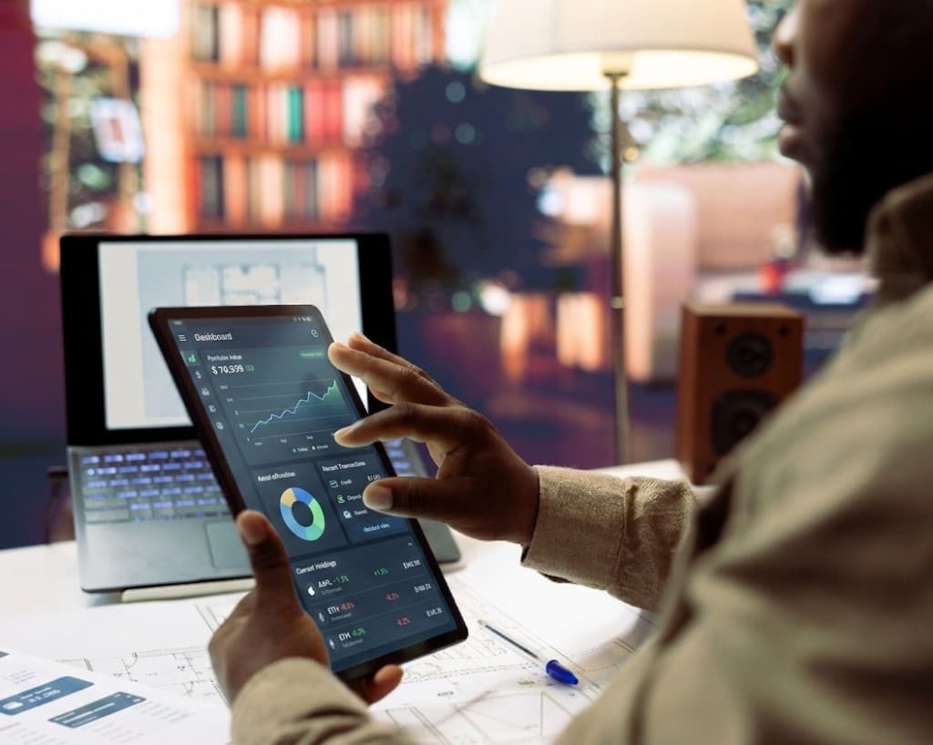 Dashboard finance et portefeuille sur tablette