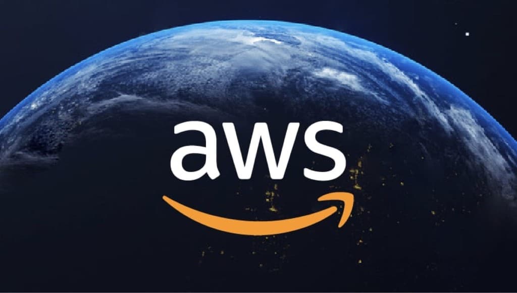 Logo AWS sur fond de la Terre vue depuis l'espace