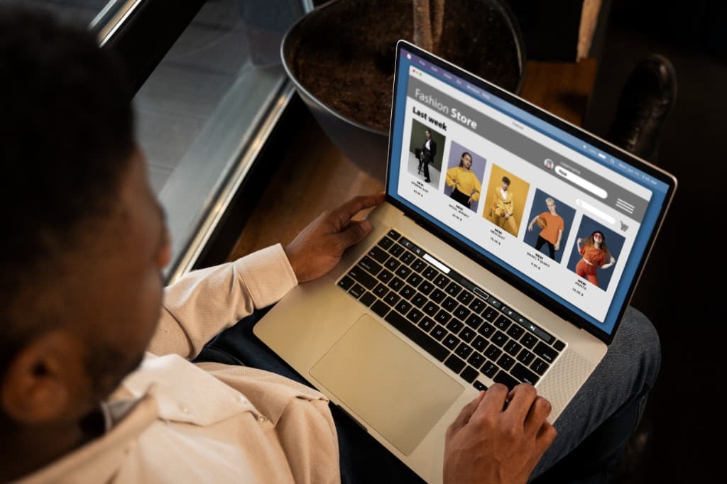 Boutique e-commerce Fashion Store affichée sur un ordinateur portable
