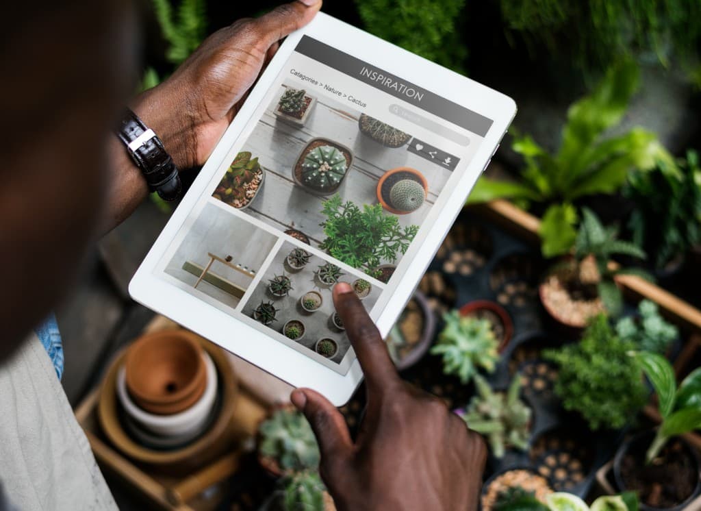 Client consultant un catalogue e-commerce d'inspiration sur tablette en boutique